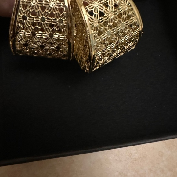 Elegant Gold Hoop Earrings - Picture 10 of 10